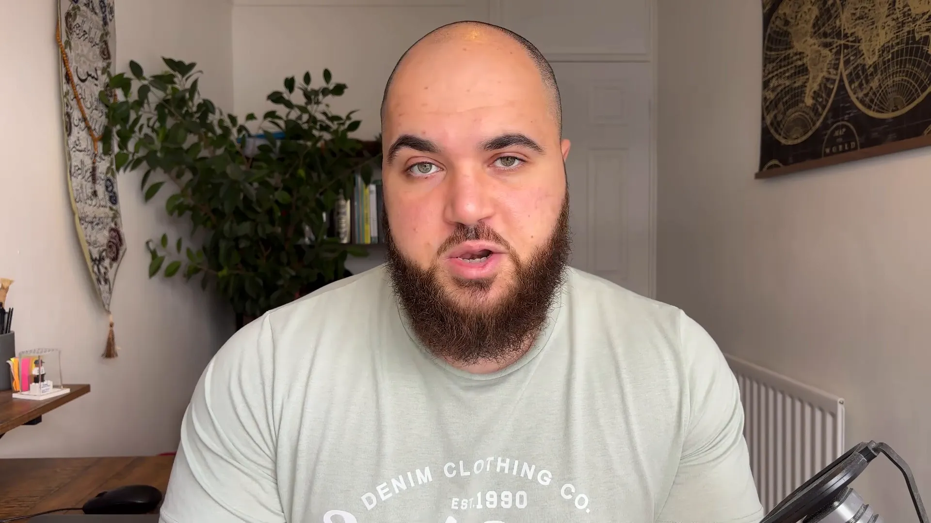 מומחה סייבר מתמודד עם התקפה