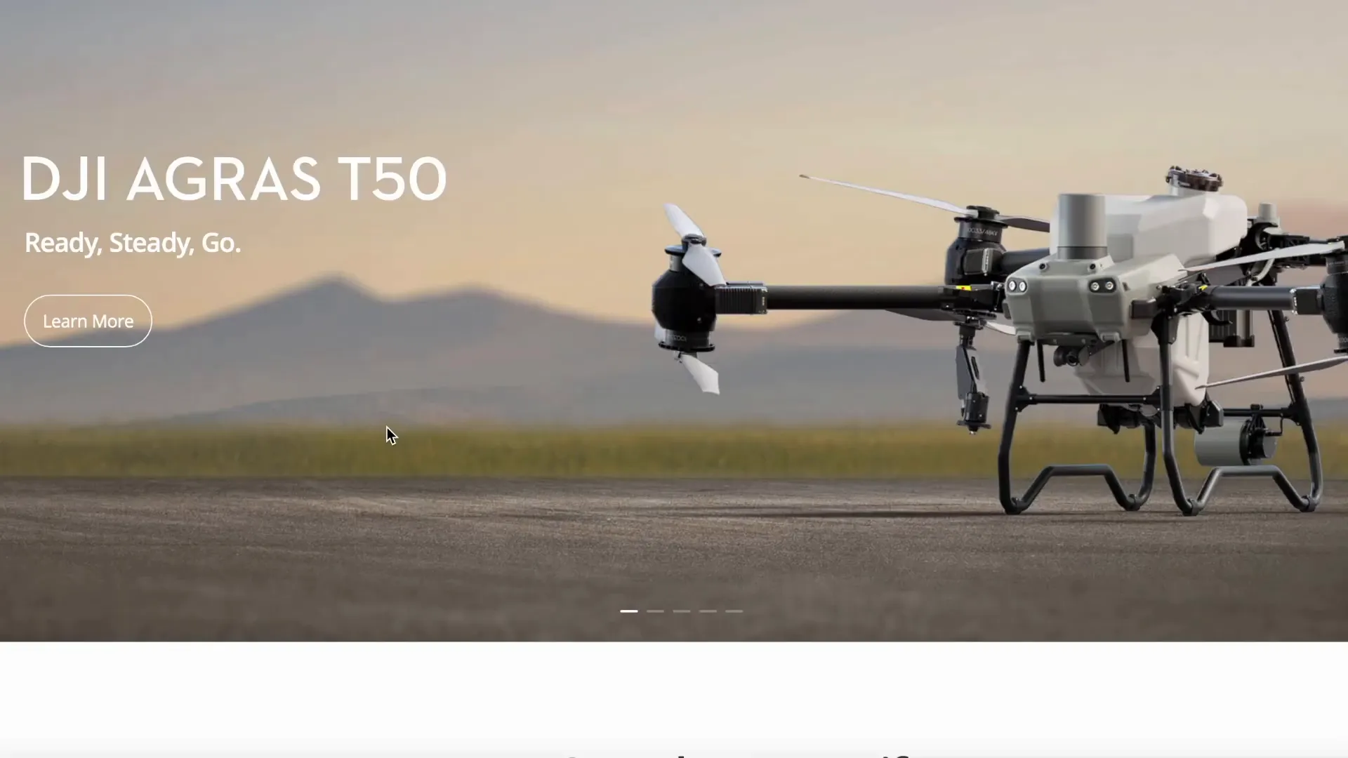 שדה עם טרקטור ודrones